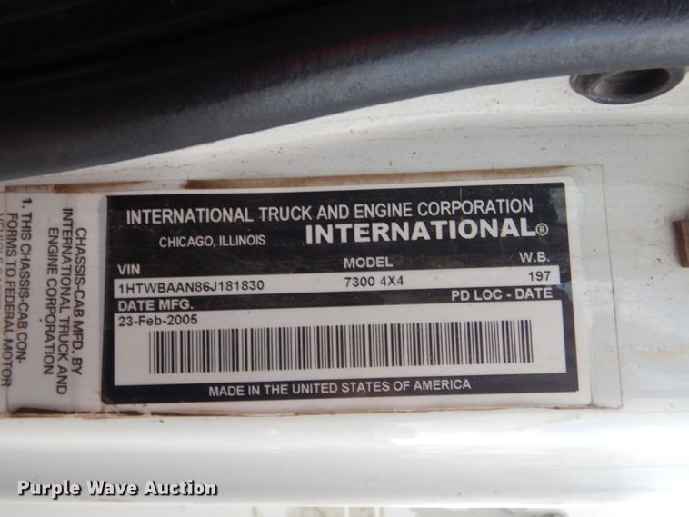 image for item IP9792 2006 International 7300  digger derrick truck