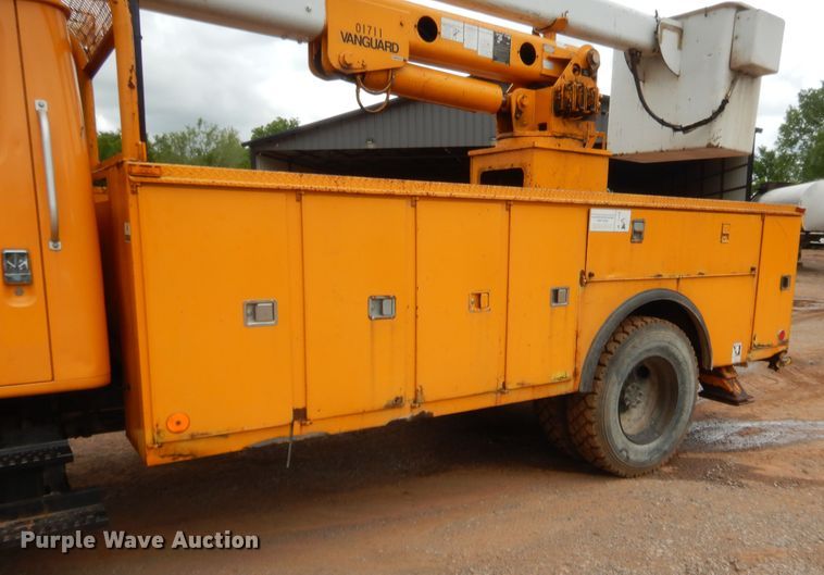image for item IP9795 2000 International 4700  bucket truck