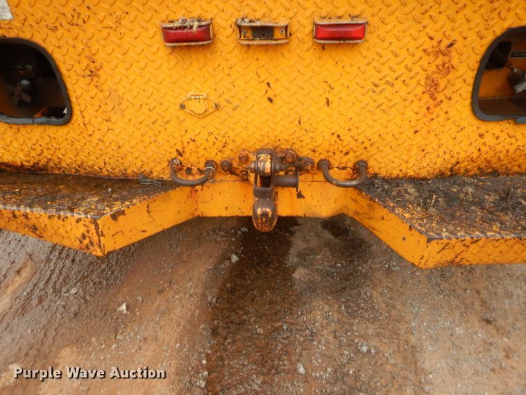 image for item IP9795 2000 International 4700  bucket truck