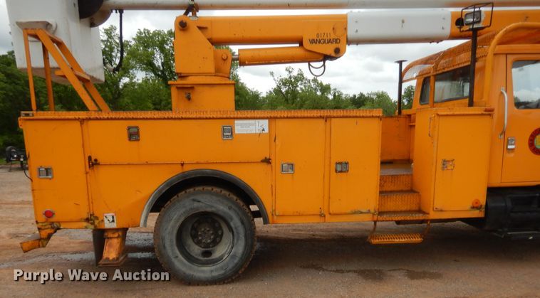 image for item IP9795 2000 International 4700  bucket truck