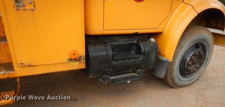 image for item IP9795 2000 International 4700  bucket truck