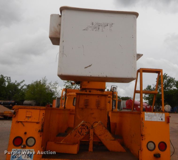image for item IP9795 2000 International 4700  bucket truck