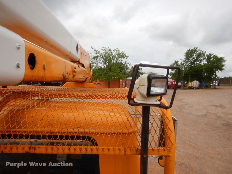 image for item IP9795 2000 International 4700  bucket truck