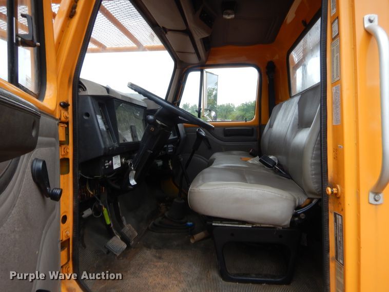 image for item IP9795 2000 International 4700  bucket truck