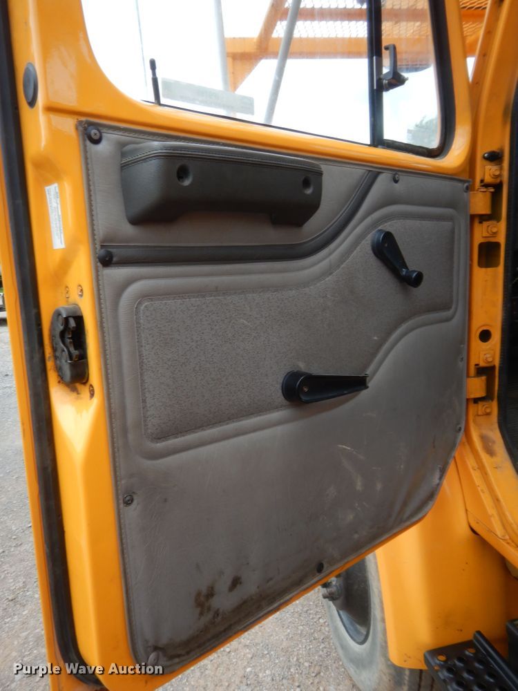image for item IP9795 2000 International 4700  bucket truck