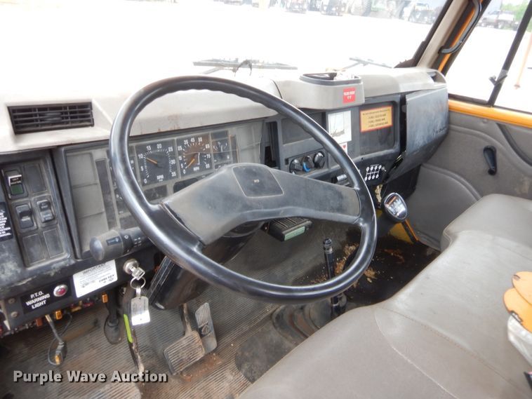 image for item IP9795 2000 International 4700  bucket truck