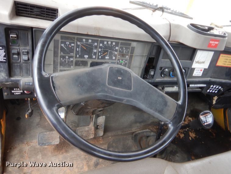 image for item IP9795 2000 International 4700  bucket truck