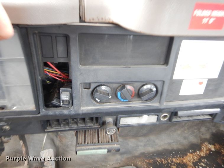 image for item IP9795 2000 International 4700  bucket truck