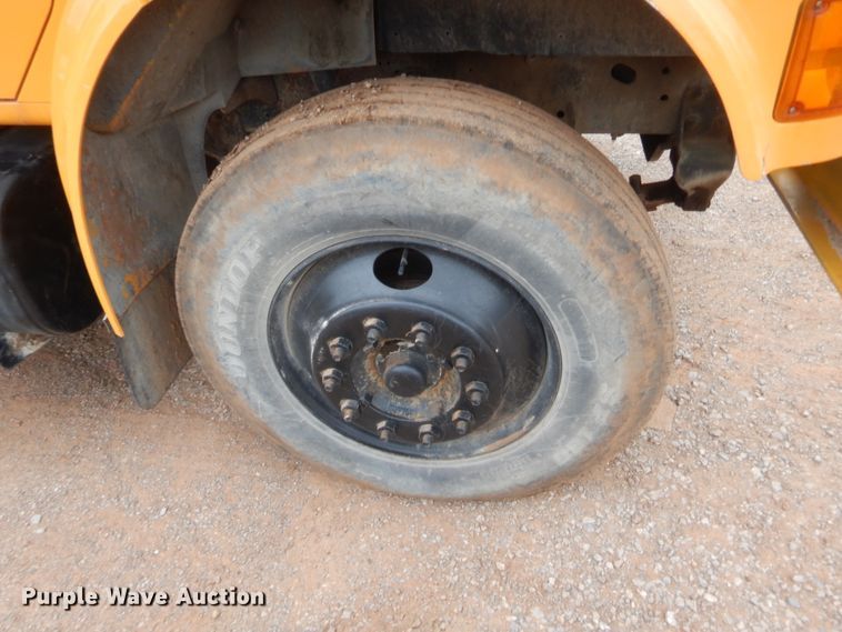 image for item IP9795 2000 International 4700  bucket truck