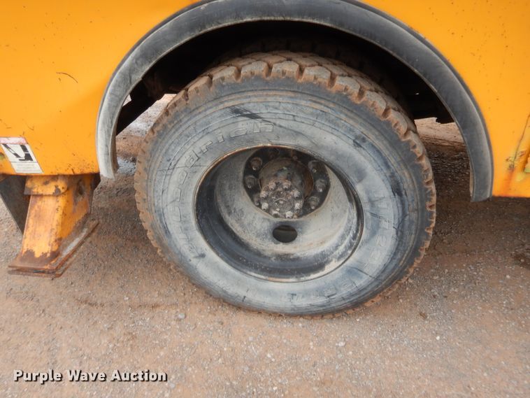 image for item IP9795 2000 International 4700  bucket truck
