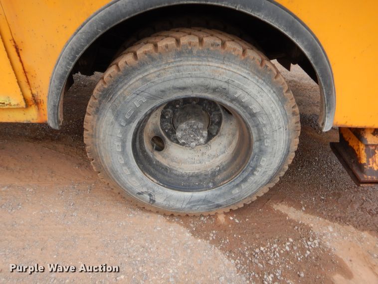 image for item IP9795 2000 International 4700  bucket truck