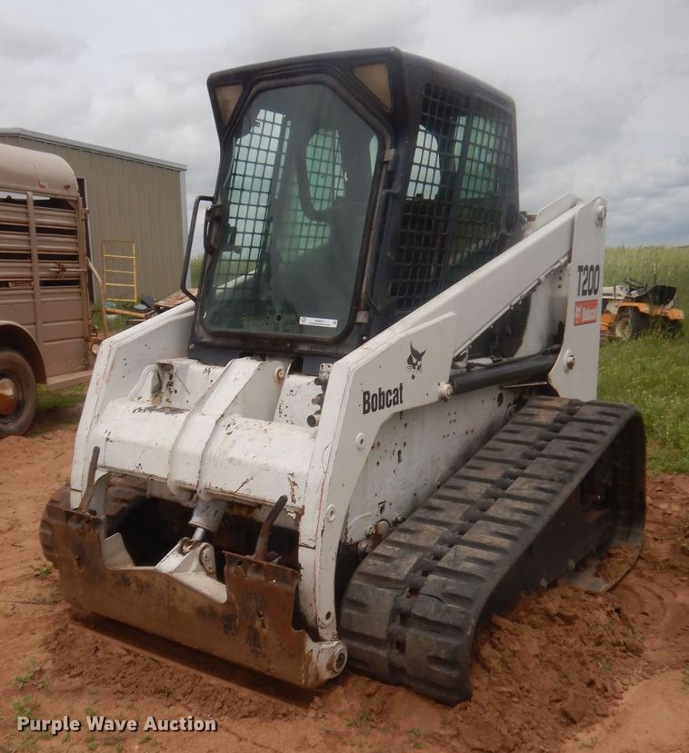 image for item IP9827 2002 Bobcat T200  tracked skid steer loader