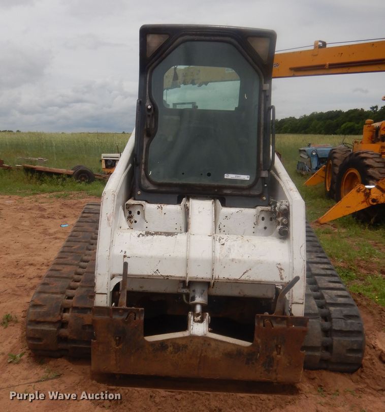 image for item IP9827 2002 Bobcat T200  tracked skid steer loader