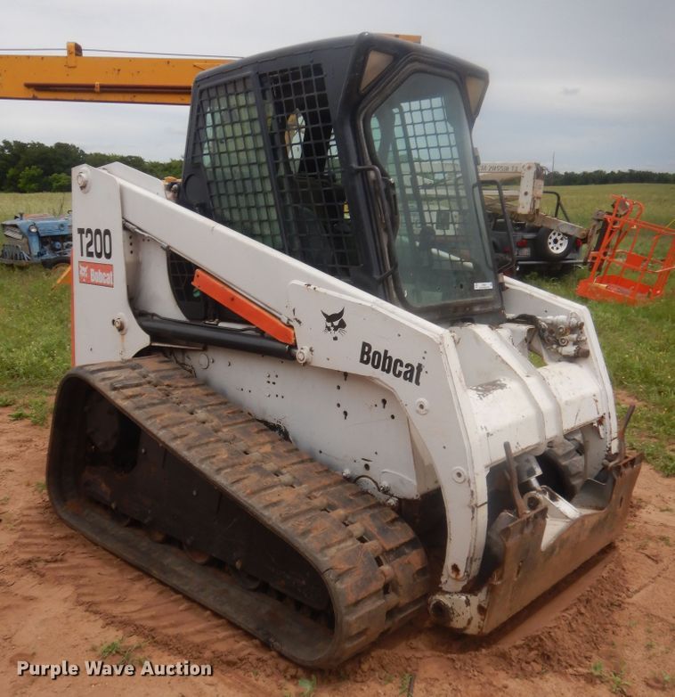 image for item IP9827 2002 Bobcat T200  tracked skid steer loader