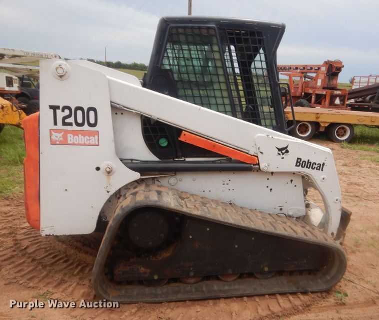 image for item IP9827 2002 Bobcat T200  tracked skid steer loader