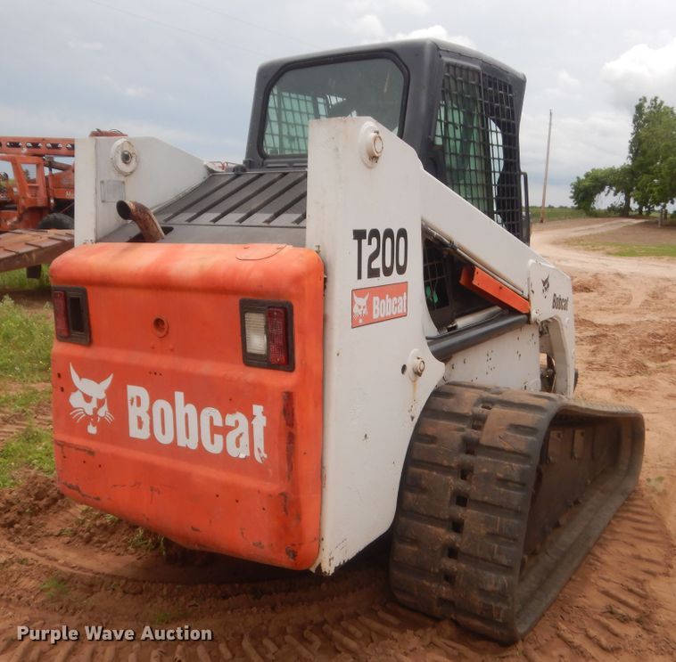 image for item IP9827 2002 Bobcat T200  tracked skid steer loader