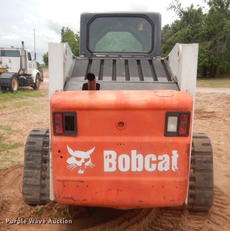 image for item IP9827 2002 Bobcat T200  tracked skid steer loader