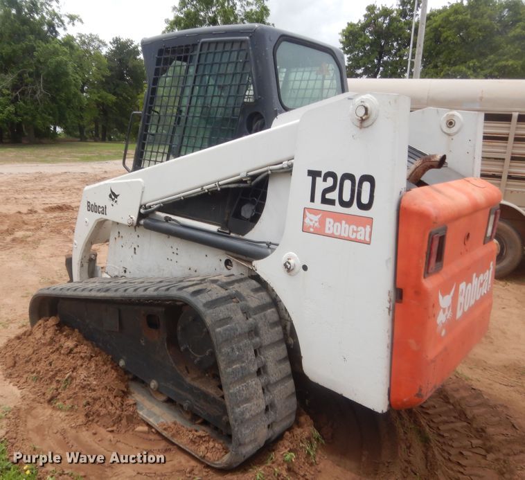 image for item IP9827 2002 Bobcat T200  tracked skid steer loader
