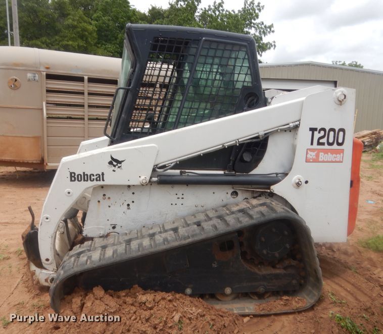 image for item IP9827 2002 Bobcat T200  tracked skid steer loader