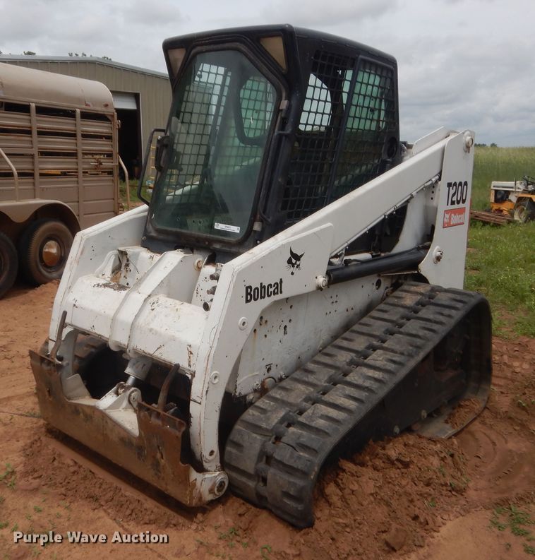 image for item IP9827 2002 Bobcat T200  tracked skid steer loader