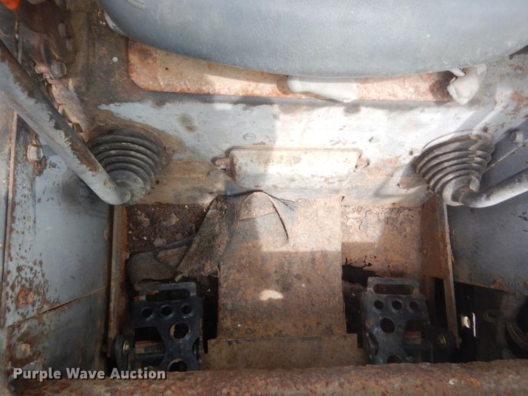 image for item IP9827 2002 Bobcat T200  tracked skid steer loader