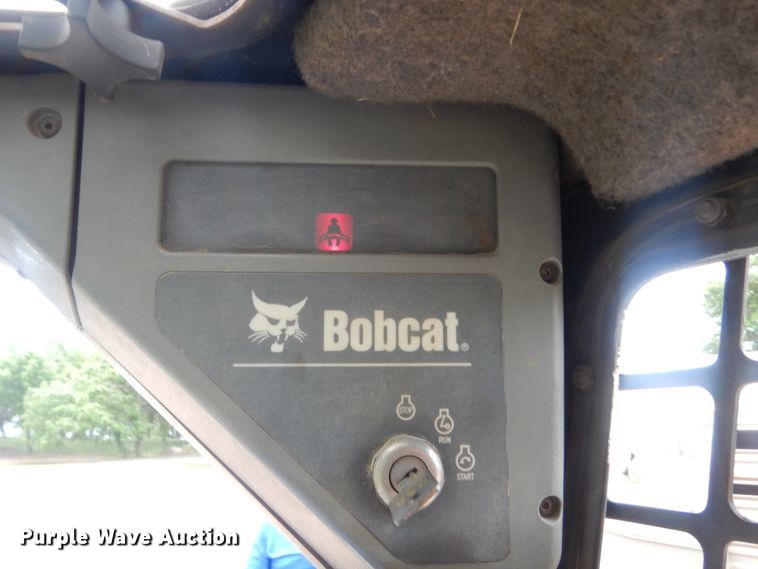 image for item IP9827 2002 Bobcat T200  tracked skid steer loader