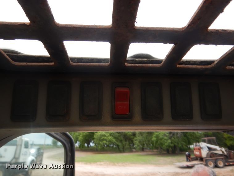 image for item IP9827 2002 Bobcat T200  tracked skid steer loader