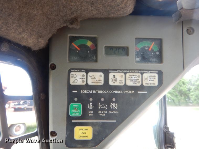 image for item IP9827 2002 Bobcat T200  tracked skid steer loader