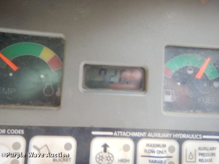 image for item IP9827 2002 Bobcat T200  tracked skid steer loader