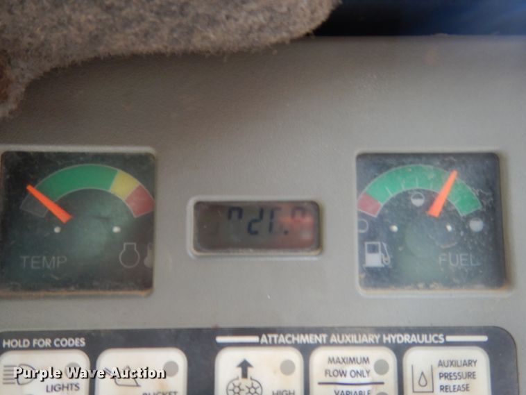 image for item IP9827 2002 Bobcat T200  tracked skid steer loader