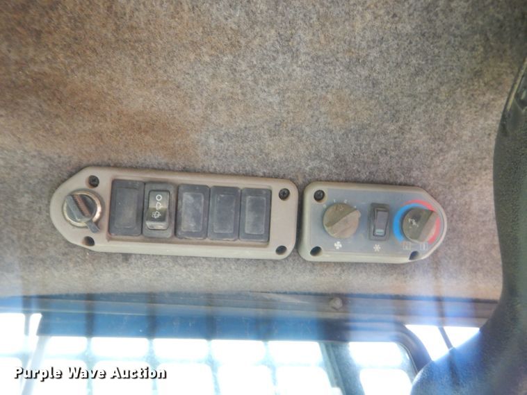 image for item IP9827 2002 Bobcat T200  tracked skid steer loader