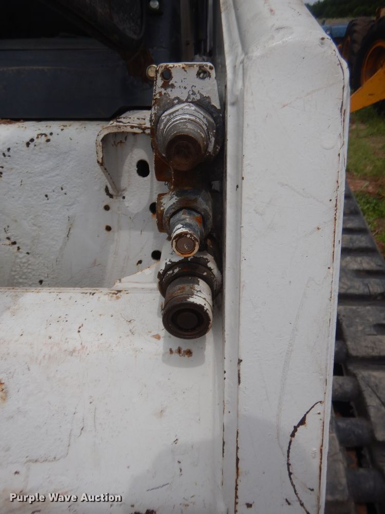 image for item IP9827 2002 Bobcat T200  tracked skid steer loader