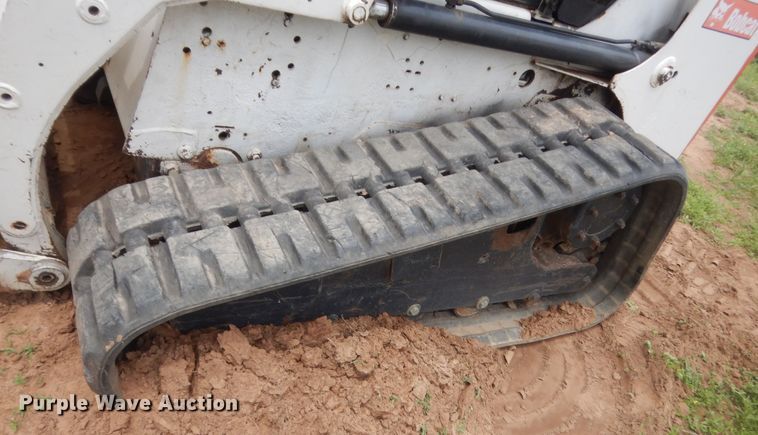 image for item IP9827 2002 Bobcat T200  tracked skid steer loader