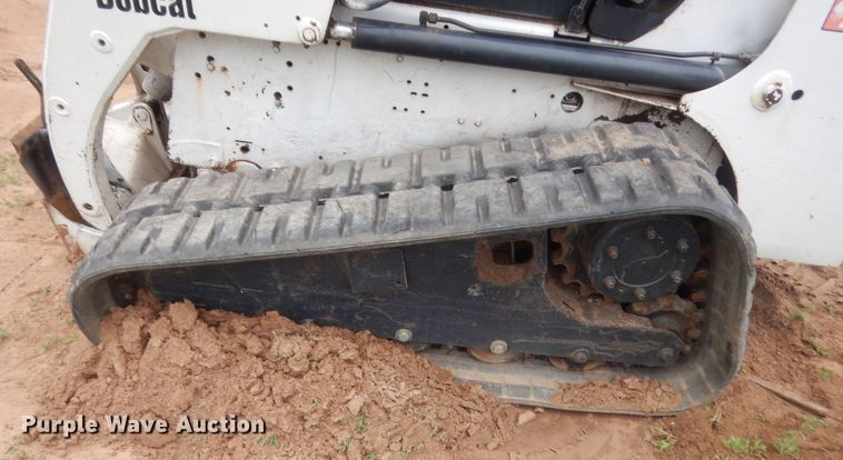 image for item IP9827 2002 Bobcat T200  tracked skid steer loader