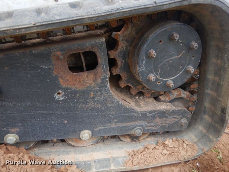 image for item IP9827 2002 Bobcat T200  tracked skid steer loader