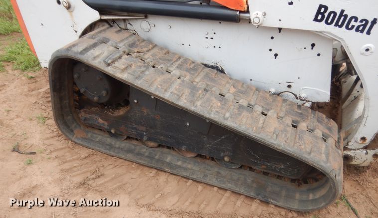 image for item IP9827 2002 Bobcat T200  tracked skid steer loader