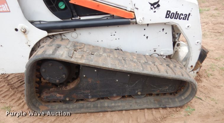 image for item IP9827 2002 Bobcat T200  tracked skid steer loader