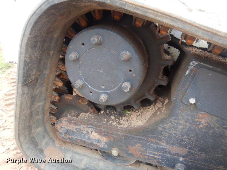 image for item IP9827 2002 Bobcat T200  tracked skid steer loader