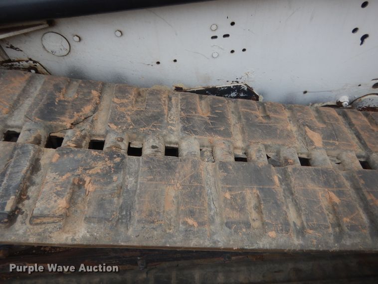 image for item IP9827 2002 Bobcat T200  tracked skid steer loader