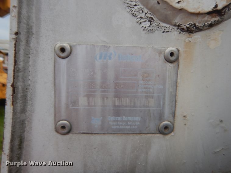 image for item IP9827 2002 Bobcat T200  tracked skid steer loader