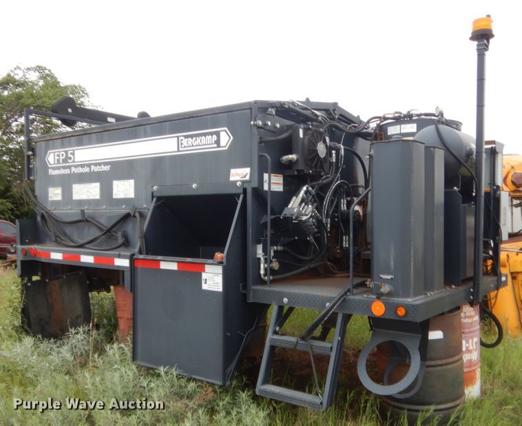 image for item IP9830 Bergkamp FP5  pot hole patcher bed