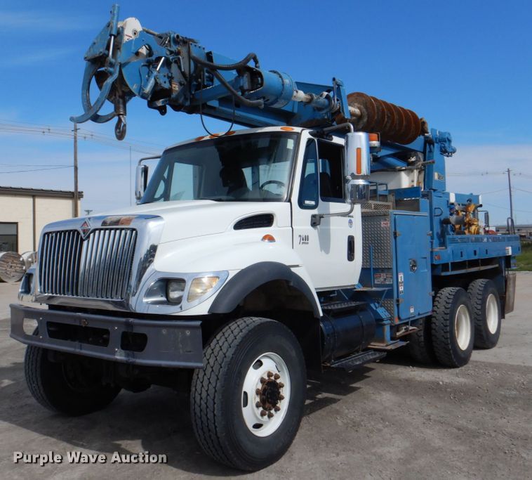image for item IQ9460 2005 International 7400  digger derrick truck