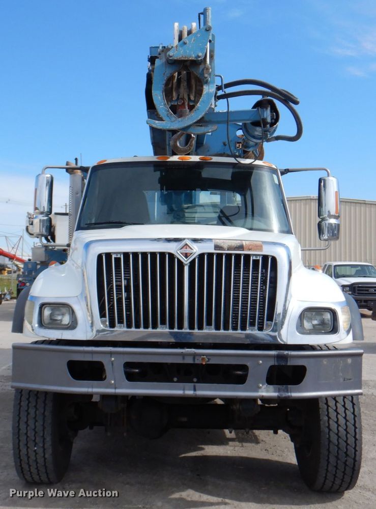 image for item IQ9460 2005 International 7400  digger derrick truck