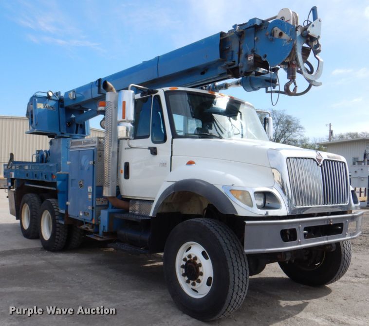 image for item IQ9460 2005 International 7400  digger derrick truck