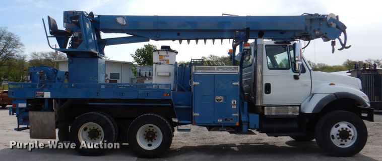 image for item IQ9460 2005 International 7400  digger derrick truck