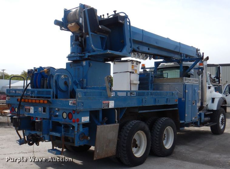 image for item IQ9460 2005 International 7400  digger derrick truck