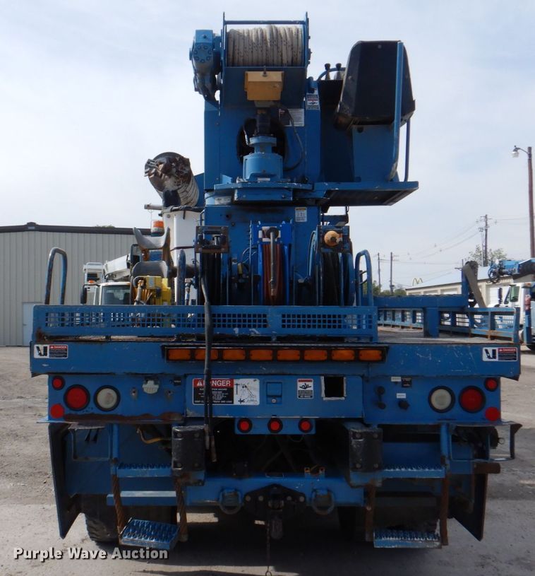 image for item IQ9460 2005 International 7400  digger derrick truck