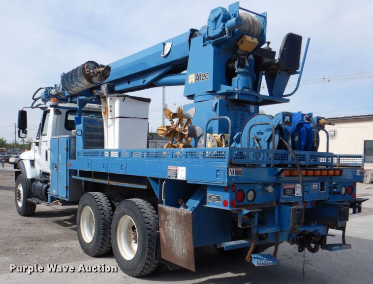 image for item IQ9460 2005 International 7400  digger derrick truck