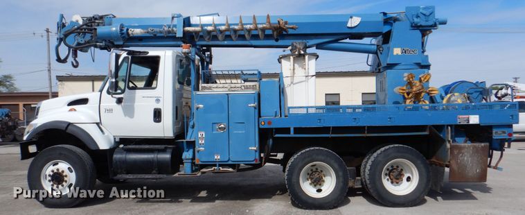 image for item IQ9460 2005 International 7400  digger derrick truck