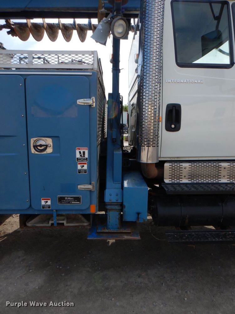 image for item IQ9460 2005 International 7400  digger derrick truck